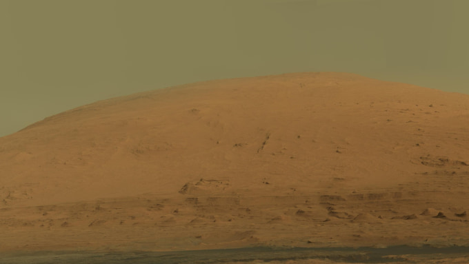 火星のゲールクレーターから見たシャープ山（キュリオシティ撮影・未補正カラー）