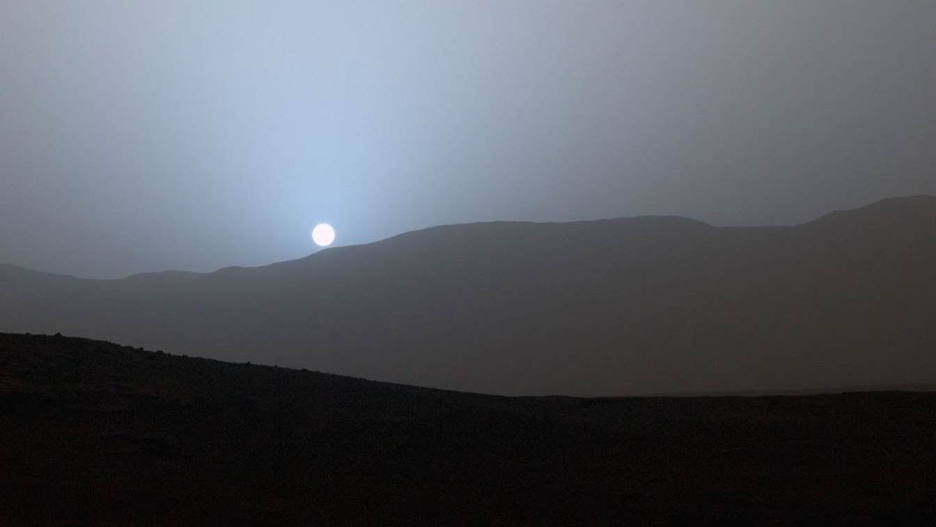 キュリオシティが撮影した火星の青い夕日