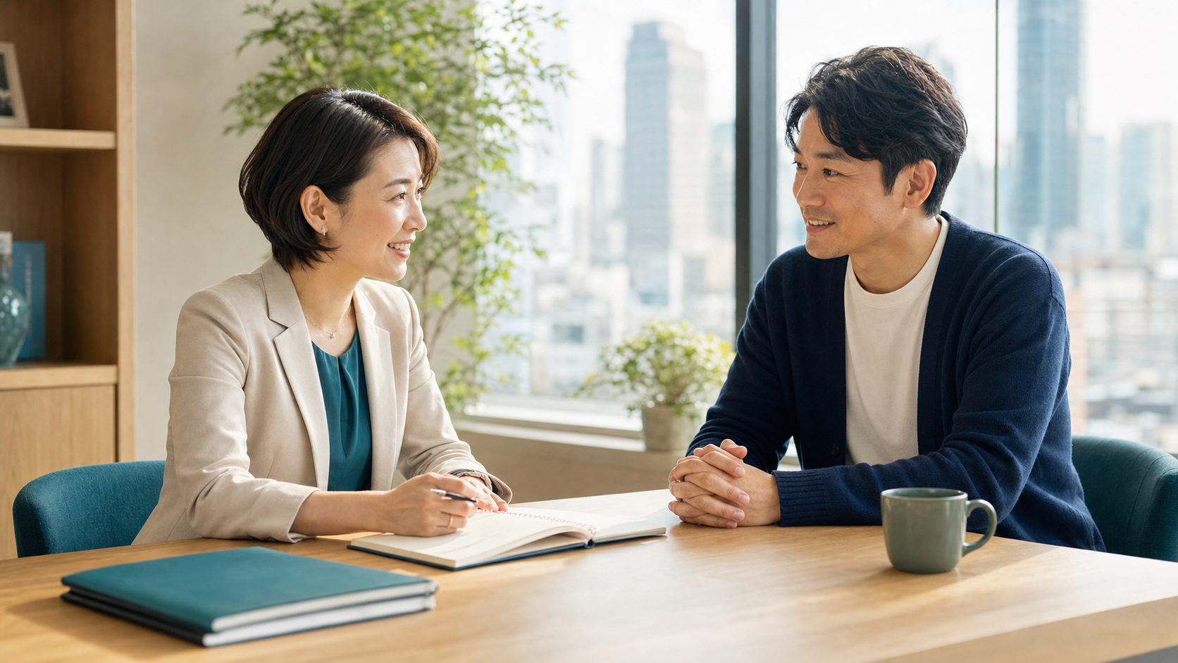 渋谷の和から教室で講師と受講生が和やかにカウンセリングしている様子