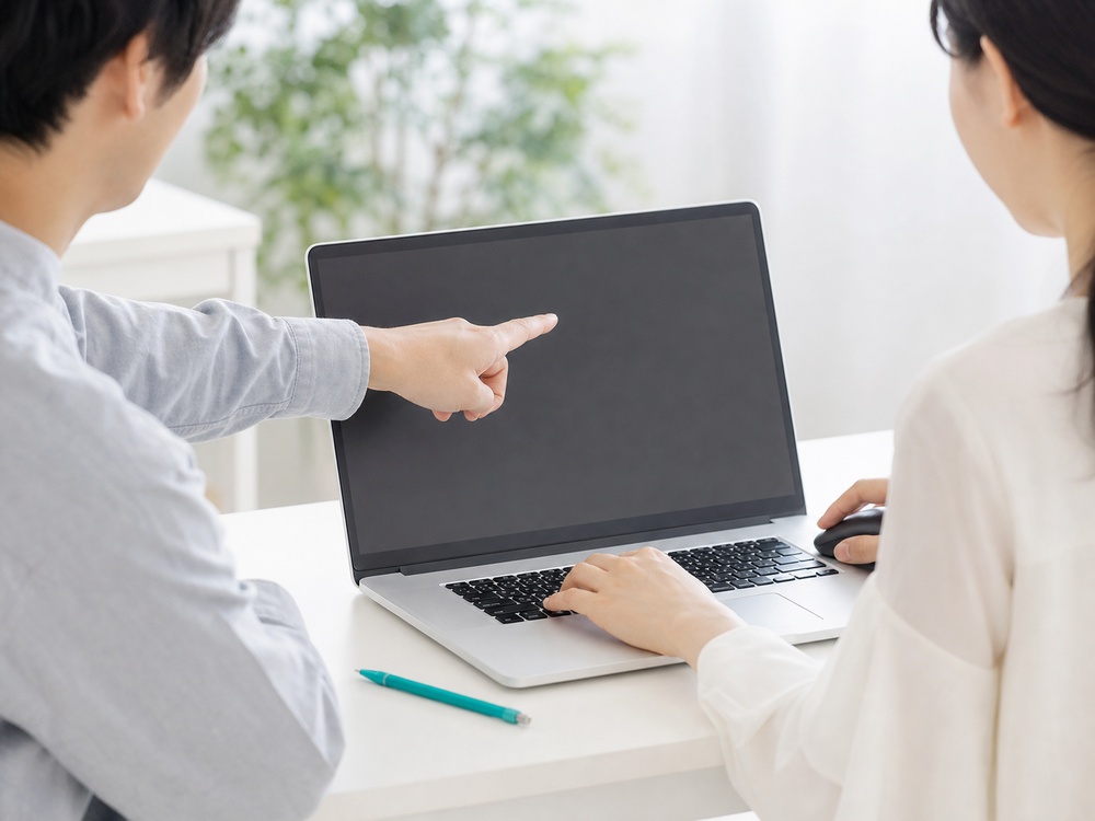 講師が隣で確認しながら受講者が操作を進める様子