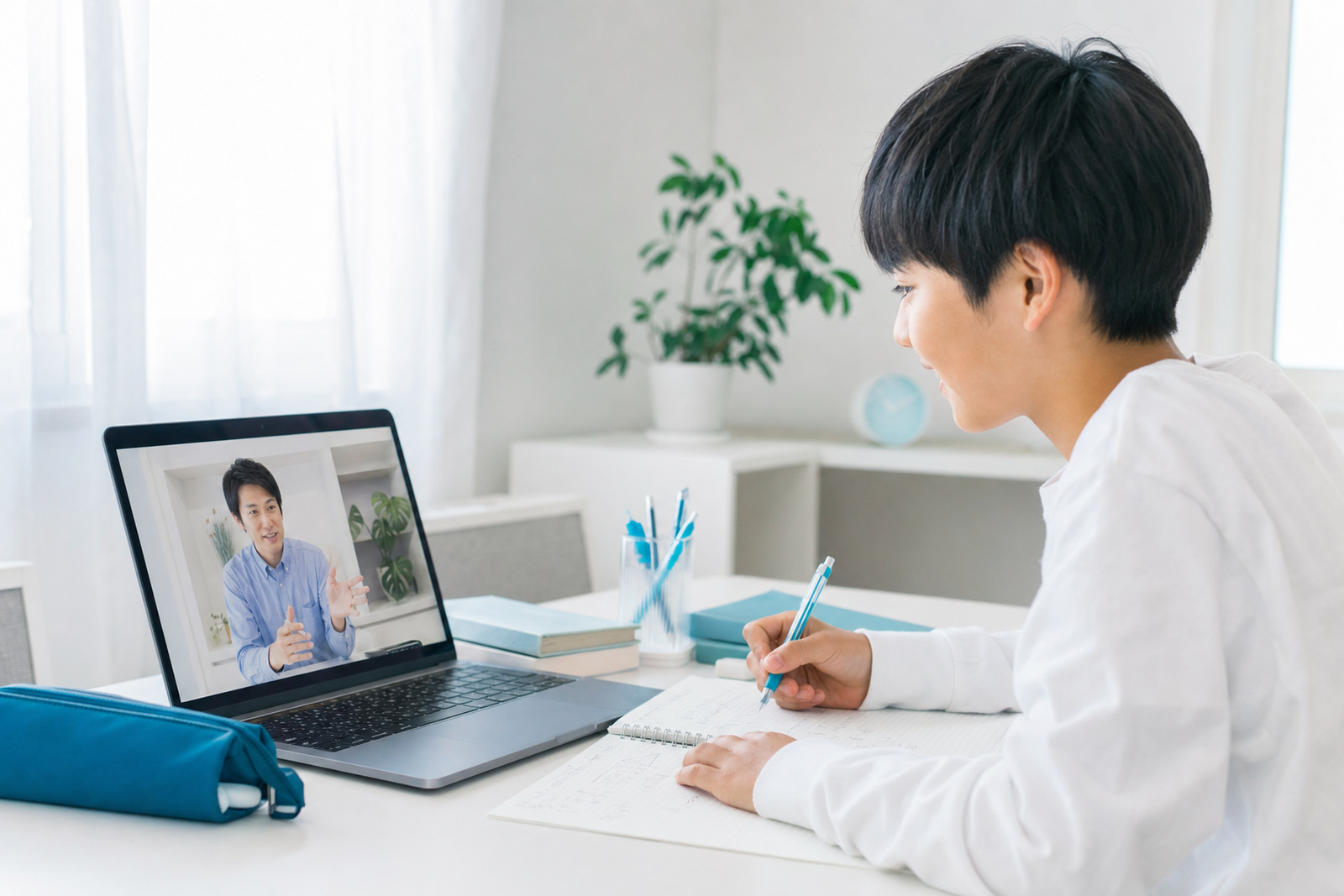 オンラインの個別指導で数学の問題に取り組む中学生