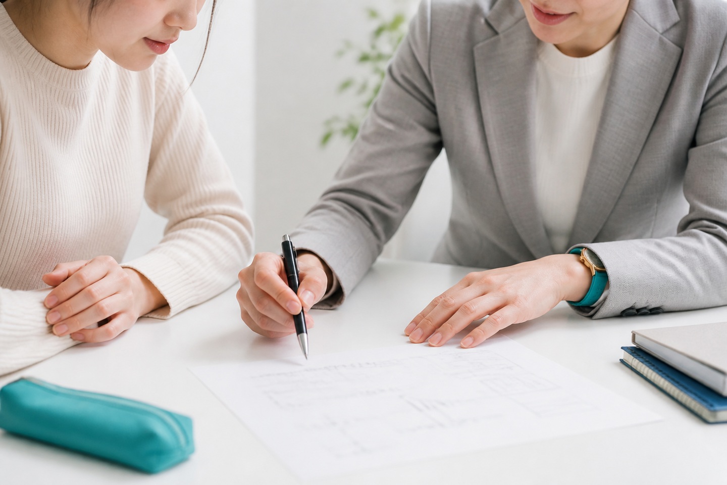 講師が紙に書きながら経済数学を1対1で説明する様子