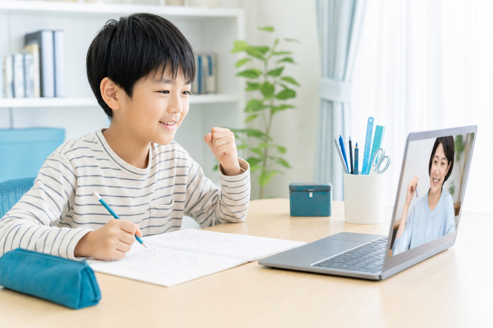 オンラインの個別指導で、ほっとした表情でノートに向かう小学生